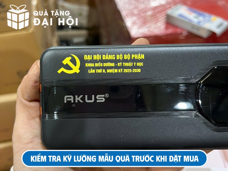 Kiểm tra kỹ lưỡng mẫu quà trước khi đặt mua