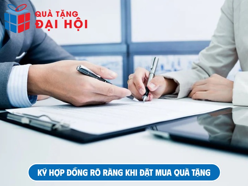 Ký hợp đồng rõ ràng trước khi đặt mua quà tặng