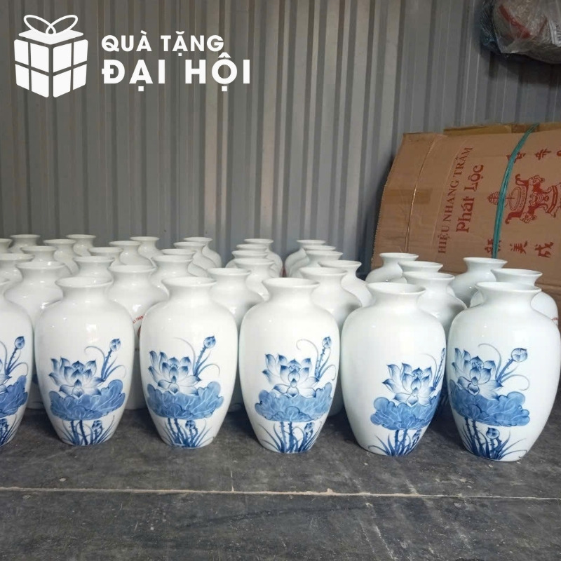 Chuẩn bị số lượng lớn lọ hoa làm quà tặng đại hội